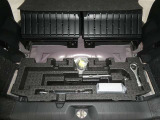 【ジャッキやパンク修理キット】タイヤ交換には必需品ですね!万が一に役立つ工具です。緊急時に備え、使い方をしっかり覚えておきましょう。
