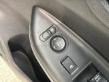 狭い駐車場で便利な電動格納ドアミラーが付いています。