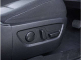 【パワーシート】スイッチ一つで簡単にシートの微調整が可能。電動だから力もいりません。自分に最適なシートポジションにセットして、快適なドライブをお楽しみください。