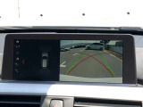 リヤ・ビュー・カメラは、車両後方の障害物や歩行者をコントロール・ディスプレイに表示します。予想進路表示機能により、目標とする駐車スペースに十分な広さがあるかを確認することができます。バックソナー付き。