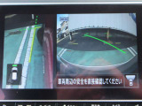 ナビ画面にアラウンドビュ-モニタ-の映像を映し出しています。  狭い場所での車庫入れをサポ-トしてくれる便利アイテムです。