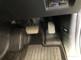 【運転席】アクセル、ブレーキはこのようになっております。