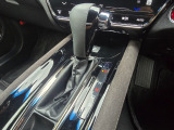 手に馴染むシフトノブで扱いやすく、快適な運転を支えます。