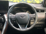 インテリアに合わせたデザインのステアリングは、運転される方のことも考え、運転しやすい形状、大きさです。是非一度、実際に触ってお確かめください。