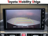 車庫入れや縦列駐車などの際に、後退操作の参考になるガイドラインをモニター画面に表示します。