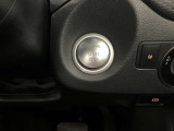 メモリー付きパワーシートが装備されている車両はシートの位置・ドアミラーの角度・ハンドルの位置を3名まで記憶出来ます。