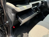 助手席側には2つの収納があり使い勝手も良好です!