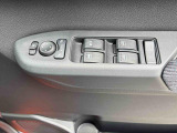 運転席アームレストにあり操作しやすい電動格納式ミラーです