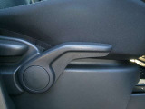 運転席はシートリフターが装備されています