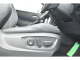 【パワーシート】無段階でシートポジションの調整が可能です。運転しやすいベストポジションを見つけて、快適なドライブを楽しんでください。