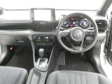 運転席からの視界はこんな感じです☆お気軽にご来店いただき、実際に座って是非お確かめください。ドライバーに寄り添う快適な操作フィールをもたらすステアリングです。