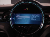 シフトレバー周辺に搭載されたiDrive(ナビのコントローラー)はドライバーの運転姿勢を崩さず、直感的に操作が可能で御座います