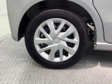 純正スチールホイールです。アルミホイールに比べ、強度があるのが頼もしい!車にぴったりなデザインのホイールカバー付です。