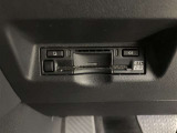 高速道路で便利な【ETC2.0】を装備しています。光ビーコン搭載で渋滞情報などナビゲーションと連動することで機能も充実いたします。他、観光施設に立ち寄るための高速料金割引サービス等もございます。