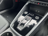 Audiのシフトレバーは、高級感と先進技術を反映したデザインが特徴です。オートマチックトランスミッションやデュアルクラッチトランスミッション(Sトロニック)を採用しております。