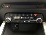 フルオートエアコンで快適ドライブ♪運転席と助手席で異なる温度設定が可能な、左右独立コントロール機能です♪シートヒーター機能も付いて寒い冬のシートも瞬時に温まります♪