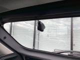 リア側ドライブレコーダー。運転中の映像・音声などを記録して、交通事故やトラブルが起きた時の正確な状況把握に役立つドライブレコーダーが装着されています。