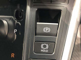 HOLD機能付きの電動パーキングブレーキ。HOLD機能を使用すると、信号待ちなどでフットブレーキから足を放しても、車は動かずそのまま停車してくれます。ドライブなど足が疲れた時には便利な機能です。