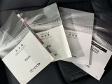 メンテナンスノート、取扱説明書ですね。 車の情報が凝縮されています。 車の整備記録が記載されている大事な物ですよ。