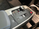 シフトレバーはトグルスイッチ式。