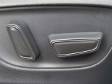 運転する時はドライビングポジションが気になりますよね。パワーシートで座席位置の微調整もしっかりできます。高級感がある装備としても人気があります。