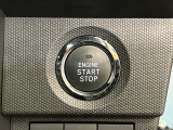 【プッシュボタンスタート】 スマートキーを携帯し、ブレーキを踏みながらボタンを押すだけでエンジンをかけることができます。