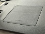【助手席エアバッグ】SRSエアバッグとはシートベルトの働きを補助して衝突した時に乗員の衝撃を軽減するシートベルト併用式エアバッグ。前面衝突時に瞬時に膨らみ、頭部と胸部の衝撃を軽減します。