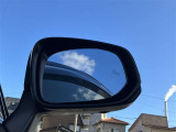 隣車線を走る車両をレーダーで検知し、ドアミラーでは確認しにくい後側方エリアに存在する車両に加え、急接近してくる車両も検知します。車両を検知するとドアミラーに搭載されたLEDインジケーターが点灯します。