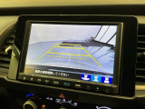 リバースギアに入れるだけで後方の表示へ切り替わります。夜間や雨の日の駐車も楽になりますよ。