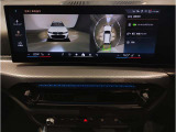 【全周囲カメラ】全周囲カメラ装備車両で御座いますので、狭い駐車スペースでもお車の全体図が確認でき、障害物との接触を未然に防ぐことが可能です。