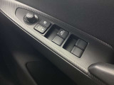 ラクラク操作のパワーウインドウ付きです。運転席はワンタッチオート機能付きです。また、電動格納ドアミラーも装着、狭い駐車スペースなどでの使用時に大変便利です。