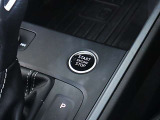●プッシュスタートは心躍ります。大変便利なアドバンスドキー【キーフリーシステム】搭載! ポケットやバッグからキーを取り出す手間も省け、ドアノブに手をかざすだけで乗り降りもスムーズです。