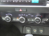 【フルオート・エアコン】温度設定を行うことにより、吹き出す風の温度や風量などを自動で調整してくれます。外気温にかかわらず快適な室内温度を保ってくれるので便利です。
