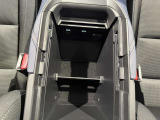 運転席・助手席の間にコンソールボックスがございます!