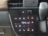 【オートエアコン】一度お好みの温度に設定すれば、車内の温度を検知し風量や温度を自動で調整。暑い&hellip;寒い&hellip;と何度もスイッチ操作をする必要はありません。快適な車内空間には必須の機能ですね♪