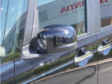 【ドアミラーウインカー】ドアミラーにウインカーを装備しています。対向車に自身の進行方向を合図し安全に運転できます。