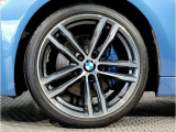 【BMWアロイホイル】軽量かつ強度に拘ったアロイホイル。走行性能ポテンシャルを引き出す設計。車の足元を引き締めてくれる大きなポイントはアロイホイルです。