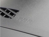◆助手席エアバッグ◆SRSエアバッグは、シートベルトだけでは防ぎきれない衝突時の衝撃から乗員を守るための安全装置。衝突時に瞬時に膨らみ、頭部や胸部がダッシュボードに直接衝突するのを防ぎます。