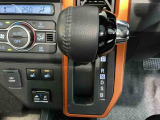 中古車をお選びいただく際に気になる走行距離や修復歴などに加えてキズ・凹みの有無・状態や消耗品の交換、今までの整備状況が &ldquo;ダイハツ認定中古車カルテ&rdquo;でわかります。