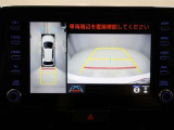 パノラミックビューモニターを装備。駐車場や交差点でクルマを真上から見るように周囲を確認できます。機能の詳細は販売店スタッフまでおたずねください。