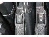 シートヒーター装備付き車!!座席に埋め込まれた電熱線によりシートを暖めることが出来る装備で、温めたられたシートは、寒い冬には最適です!!