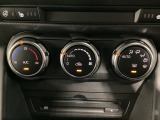 空調スイッチ類は最近流行のタッチパネル式ではなく、運転中でも直感的に操作できるダイヤル式を採用しております。