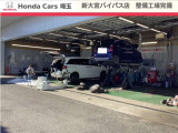 当店の整備工場風景です。Honda車に精通したメカニックが在籍しておりますので、購入後のアフターフォローも安心です。車検整備や定期点検の他、各種一般整備も承っております。購入後も当店にお任せ下さい。