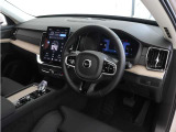 XC90の車内に漂う落ち着きある雰囲気をお楽しみください。優れた遮音性と先進のサスペンションテクノロジーにより、キャビンに侵入するロードノイズと不快な振動を最小限に抑えました。