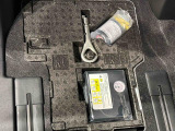 助手席足元下にはパンク修理キットが収納してあります