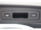 パワーテールゲート装備!荷物を持っていてもスイッチ一つでテールゲートの開閉が可能です!