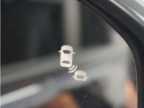 ◆ブラインドスポットインフォメーション◆走行中の死角になりやすい自車の斜め後方車両を検知し、ドライバーへ注意を促すことで運転負荷を軽減する機能です。車線変更を支援。