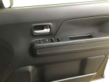 シンプルなデザインで内装色に溶け込むドアトリムを使用しています
