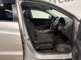 運転席の足元まわりです!アクセル・ブレーキペダルの配置や足元スペースもしっかりご確認いただけます。毎日の運転で長く過ごす場所だからこそ、実際の広さや使い勝手も大切なチェックポイントです。