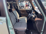 ◆前面ドア運転席◆ドアの開口が広く乗降ラクラク。シートの幅も広く運転していてもストレスを感じません。足元も広く快適なドライブを演出してくれます。